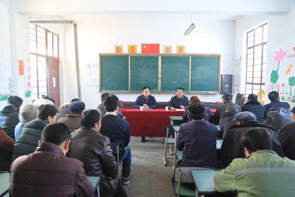 何子通深入永正镇上官庄村宣讲十八届六中全会精神