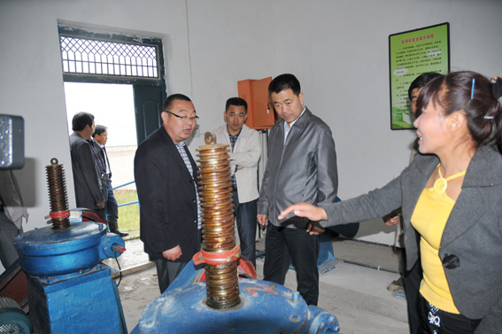 张龙杰冒雨检查防汛减灾工作