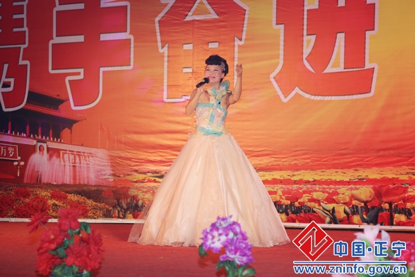 正宁县举行“两会”专题文艺晚会