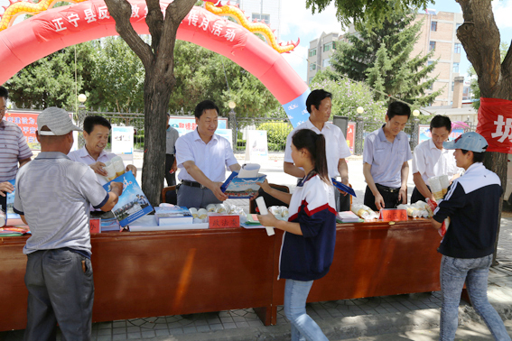 正宁县开展反邪教集中宣传活动