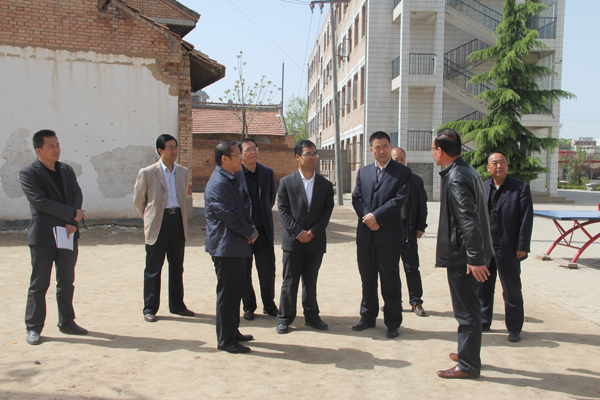 张龙杰到县医院整体搬迁工程和山河初中现场办公　