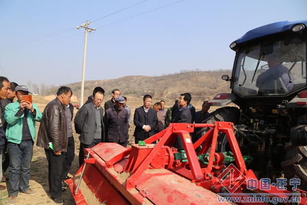 IMG_4459.jpg 正宁县召开农机深松整地现场演示会