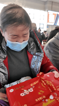 开包！这届农民工老乡过年回家都带啥？