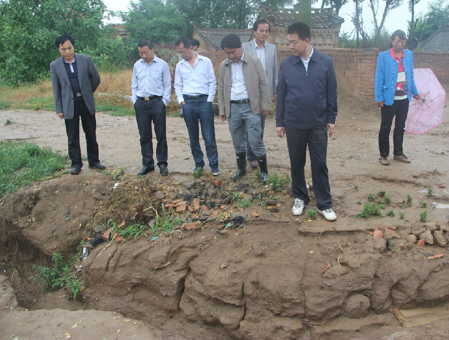 张龙杰看望受灾群众并检查指导防汛工作