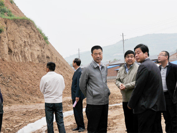 张龙杰冒雨检查防汛减灾工作