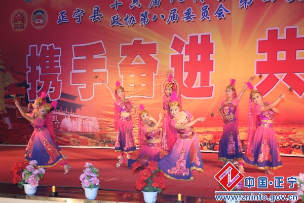 正宁县举行“两会”专题文艺晚会