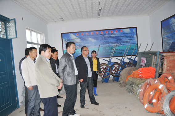 张龙杰冒雨检查防汛减灾工作