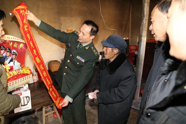 段卫国赴三嘉乡开展“两节”慰问活动