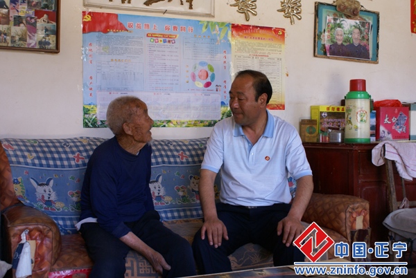 王凤龙走访慰问建国前老党员和生活困难党员