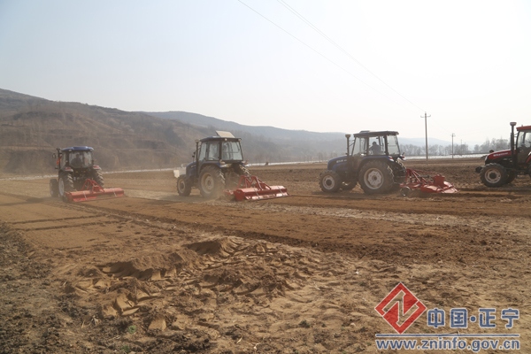 IMG_4469.jpg 正宁县召开农机深松整地现场演示会