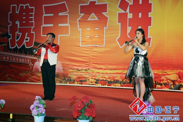 正宁县举行“两会”专题文艺晚会