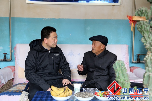 张龙杰慰问离退休老干部及城乡困难群众