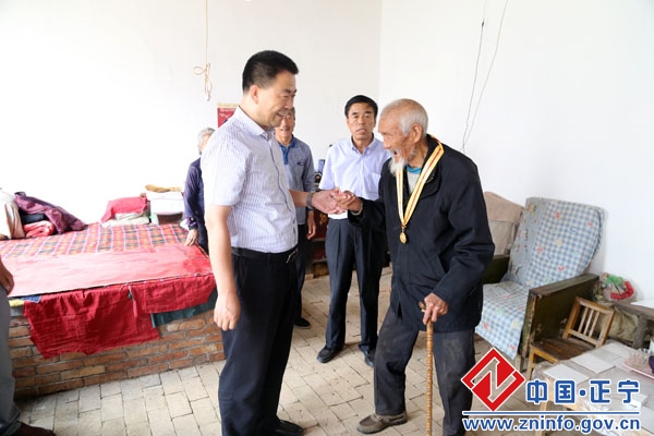 张龙杰慰问抗战老战士