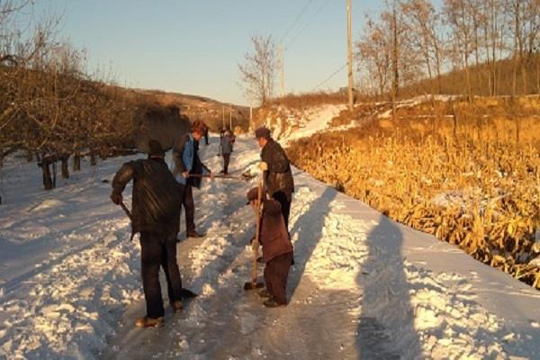 三嘉乡:干群齐心除雪,方便群众出行