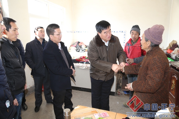 李元庆张星利节前走访慰问部分困难群众和老党员