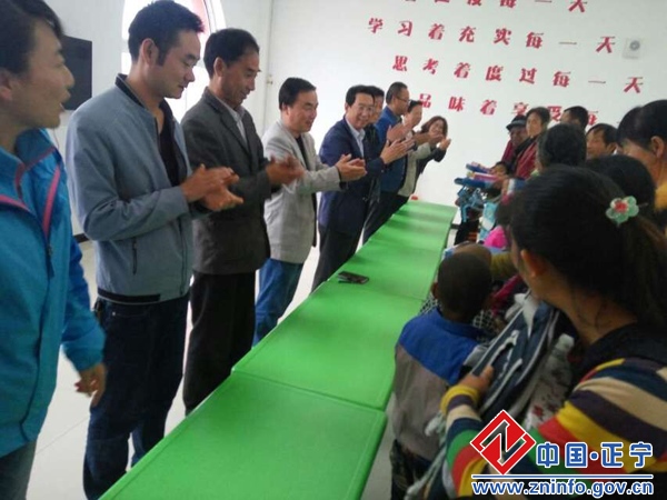 20160603103915718.jpg 梁环平慰问东关幼儿园全体师生