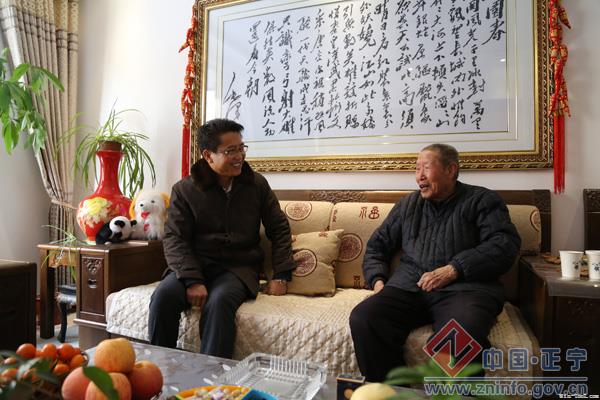 县委副书记段登云、潘映军慰问离退休老干部