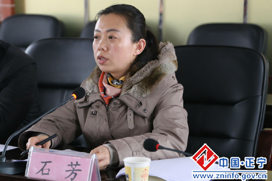 石芳作宣讲.jpg 石芳赴周家镇宣讲党的十八届四中全会精神