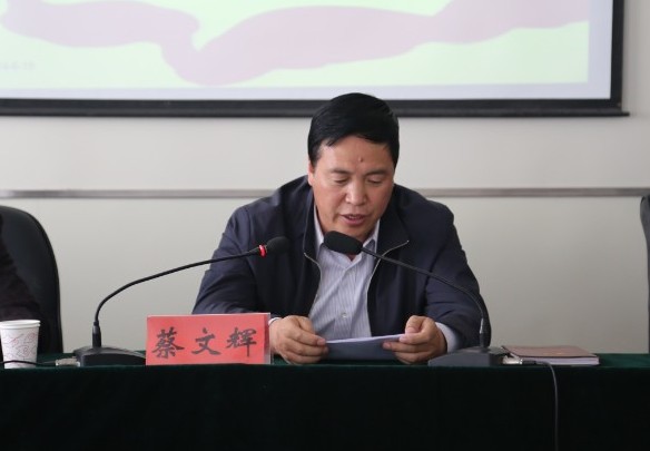 9.jpg 蔡文辉深入山河镇为党员干部讲党课