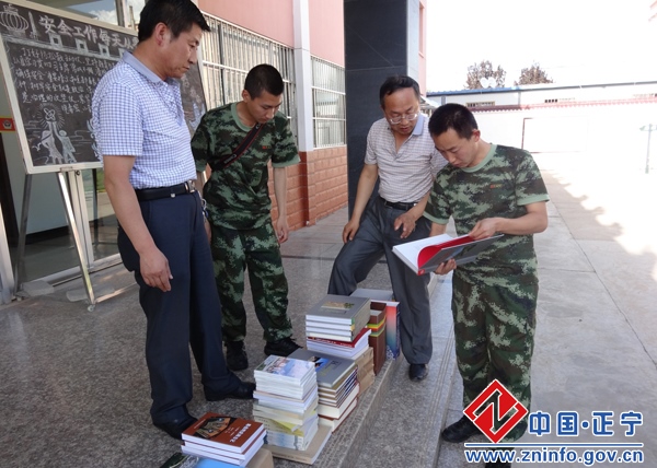 正宁地方史志办公室开展“八一”建军节进部队赠书活动