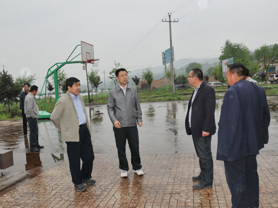 张龙杰冒雨检查防汛减灾工作