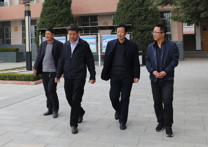 刘刚到正宁一中高考听力测试考点进行巡考