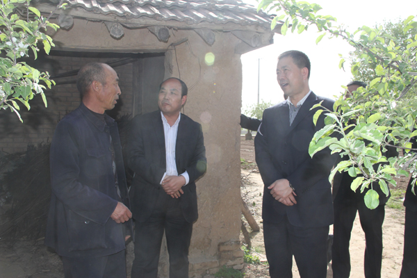 张龙杰深入帮扶联系点开展调研　　