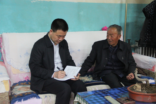 张龙杰登门征求老干部意见
