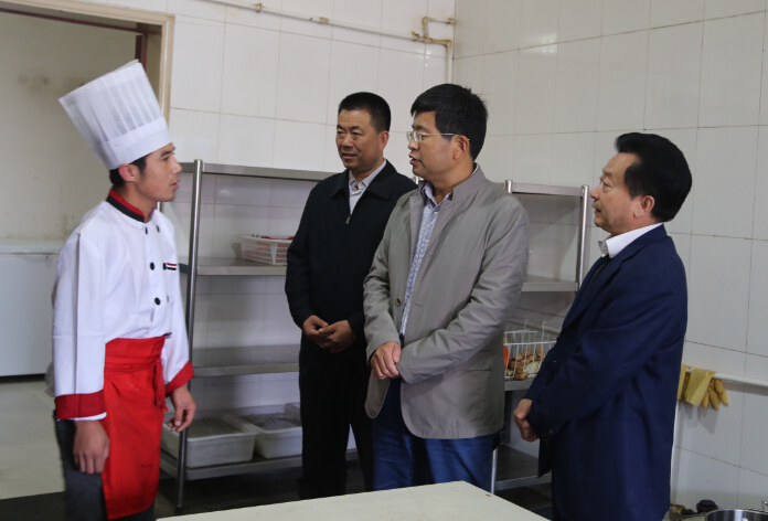 辛刚国督查正宁教育卫生食品药品安全监管工作