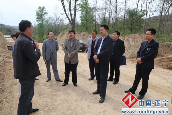 249.jpg 张龙杰调研西坡乡韩坳村扶贫攻坚工作