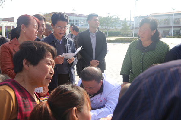 段登云深入榆林子镇、永正乡开展“走进贫困村共度扶贫日”主题实践活动