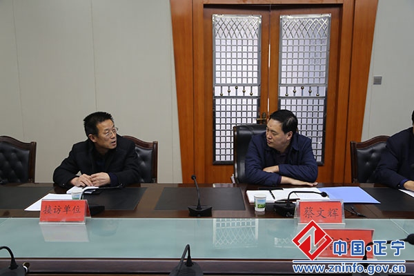 蔡文辉在县长信访接待日听民声解民忧