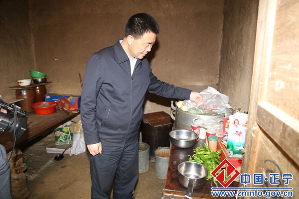 329.jpg 张龙杰调研西坡乡韩坳村扶贫攻坚工作