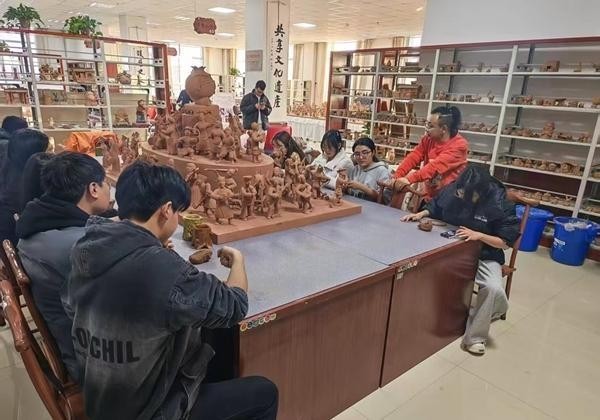 甘肃临夏：非遗“新生代”盘活“老手艺”