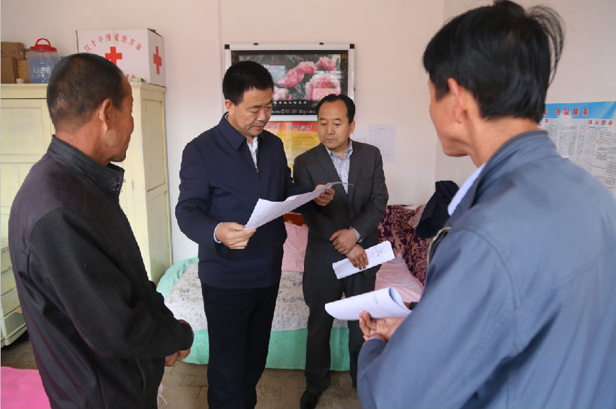 张龙杰深入帮扶户查看“一户一策”方案落实情况