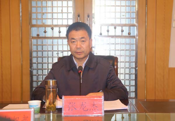 张龙杰主持召开县政府党组“三严三实”专题教育第三次学习研讨会