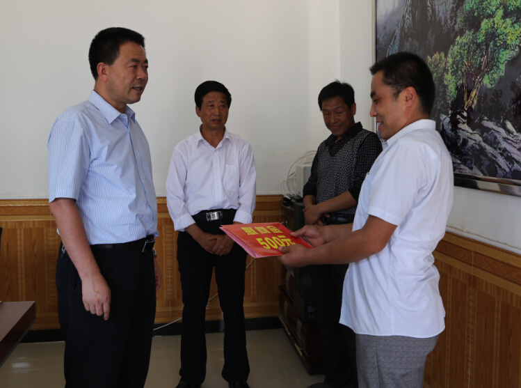 张龙杰走访慰问教师