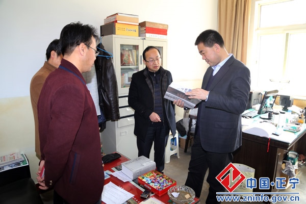 张龙杰春节后看望慰问县政府机关干部职工