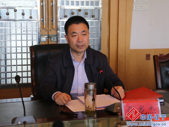 1.jpg 张龙杰主持召开县十六届人民政府第三十次常务会议