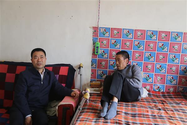 张龙杰深入贫困村组督查调研精准扶贫工作