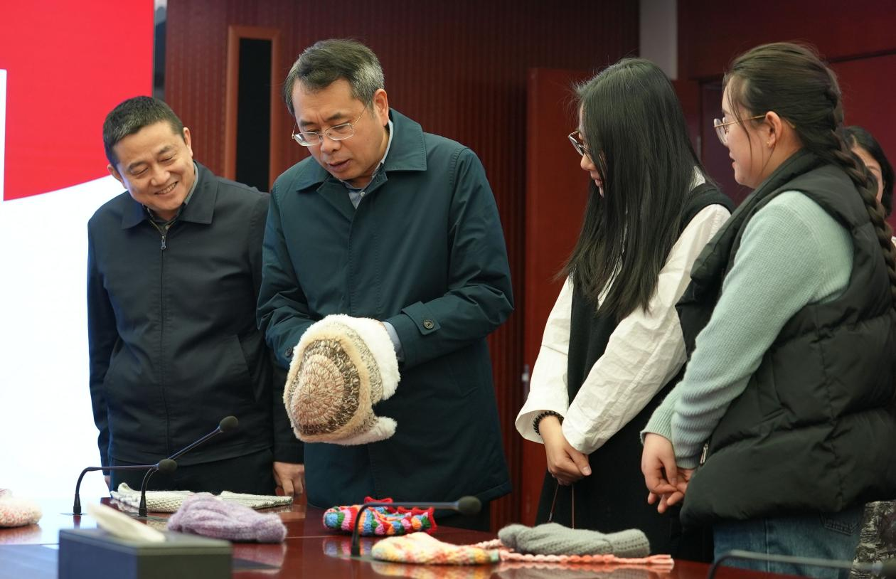 针线传暖意 千里送温情<br>——农民日报社妇委会举办“恒爱行动”爱心编织品展示活动