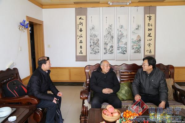 县委副书记段登云、潘映军慰问离退休老干部