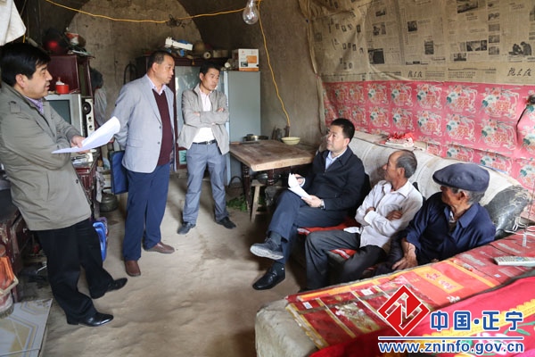 259.jpg 张龙杰调研西坡乡韩坳村扶贫攻坚工作