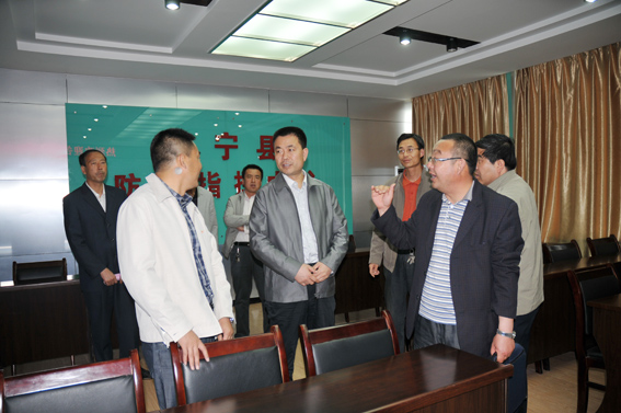 张龙杰冒雨检查防汛减灾工作