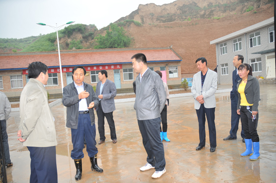 张龙杰冒雨检查防汛减灾工作