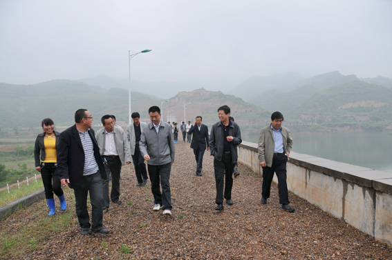 张龙杰冒雨检查防汛减灾工作