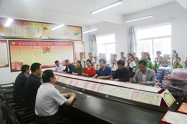 张龙杰赴山河小学看望慰问师生