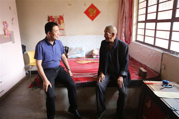 张龙杰走访慰问革命老战士