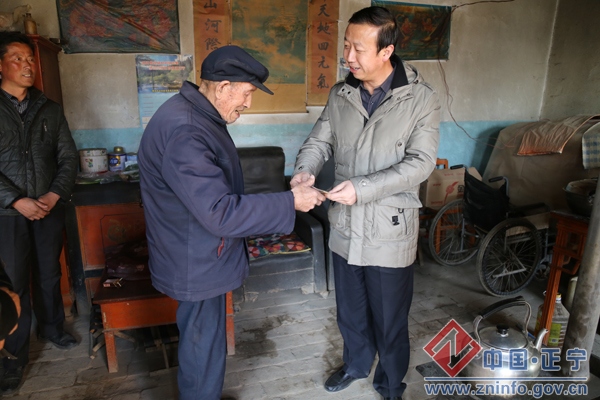 郑新锋赴周家镇开展“两节”送温暖慰问活动