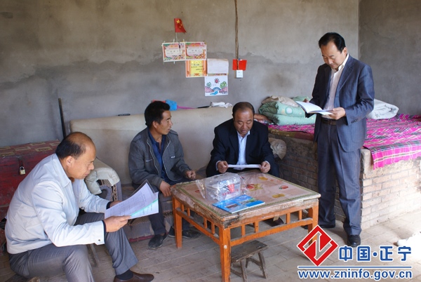 王凤龙赴五顷塬乡龙咀子村看望慰问帮联群众